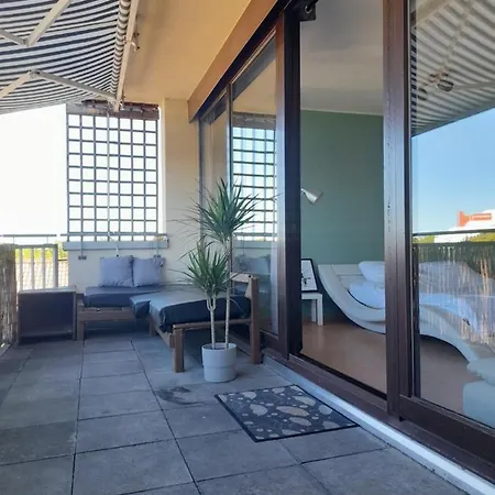 Homestay Budget Mit Balkon - Privatzimmer In - Netflix & Minibar Inklusive